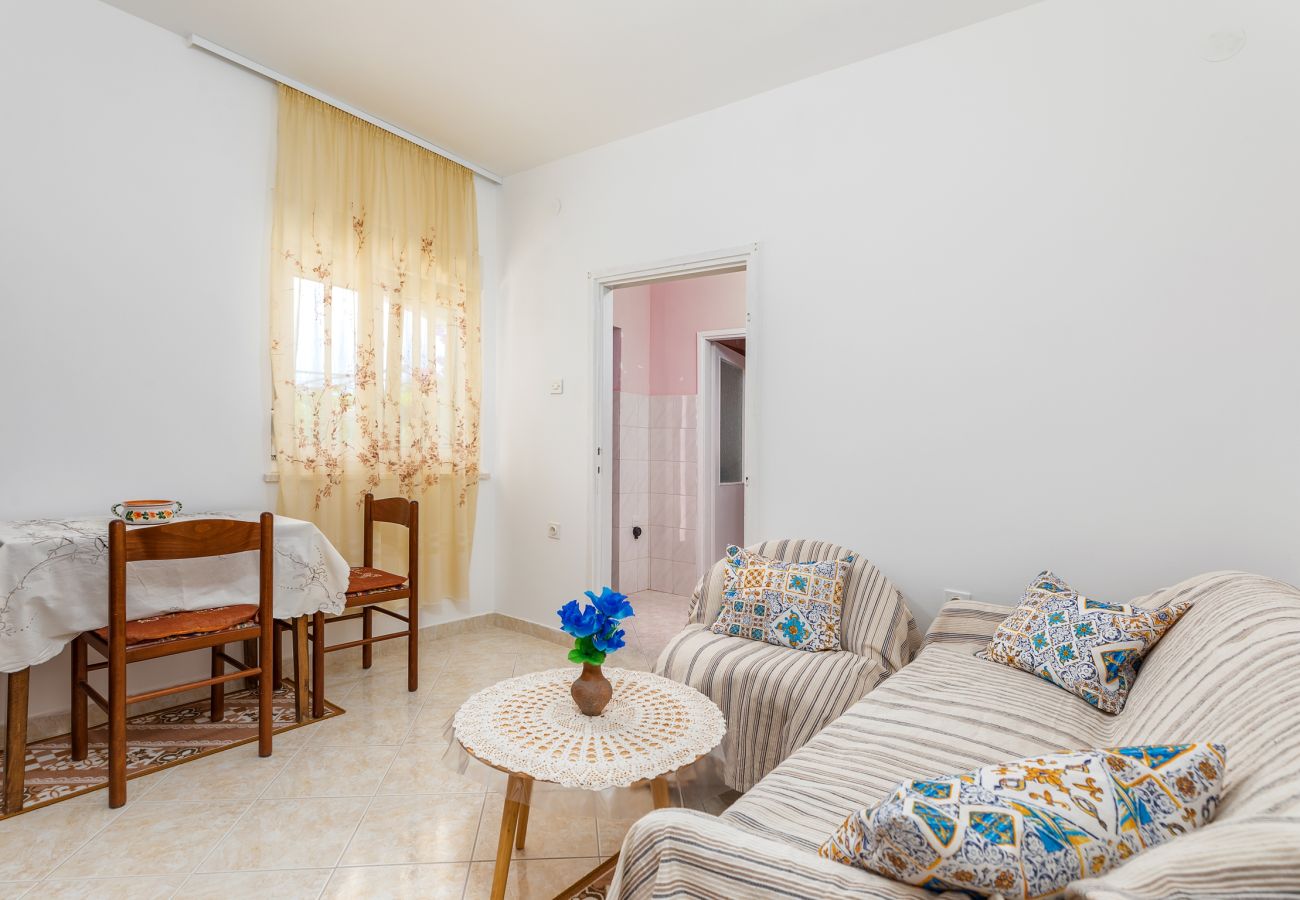 Apartment in Pula - Cozy Apartment Desiree - Couple Getaway