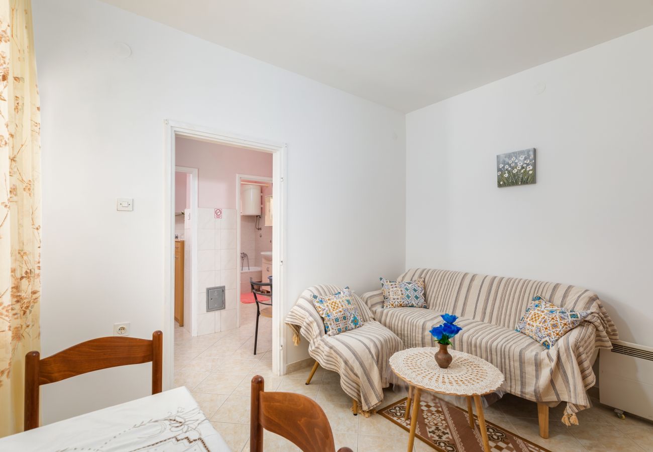 Apartment in Pula - Cozy Apartment Desiree - Couple Getaway