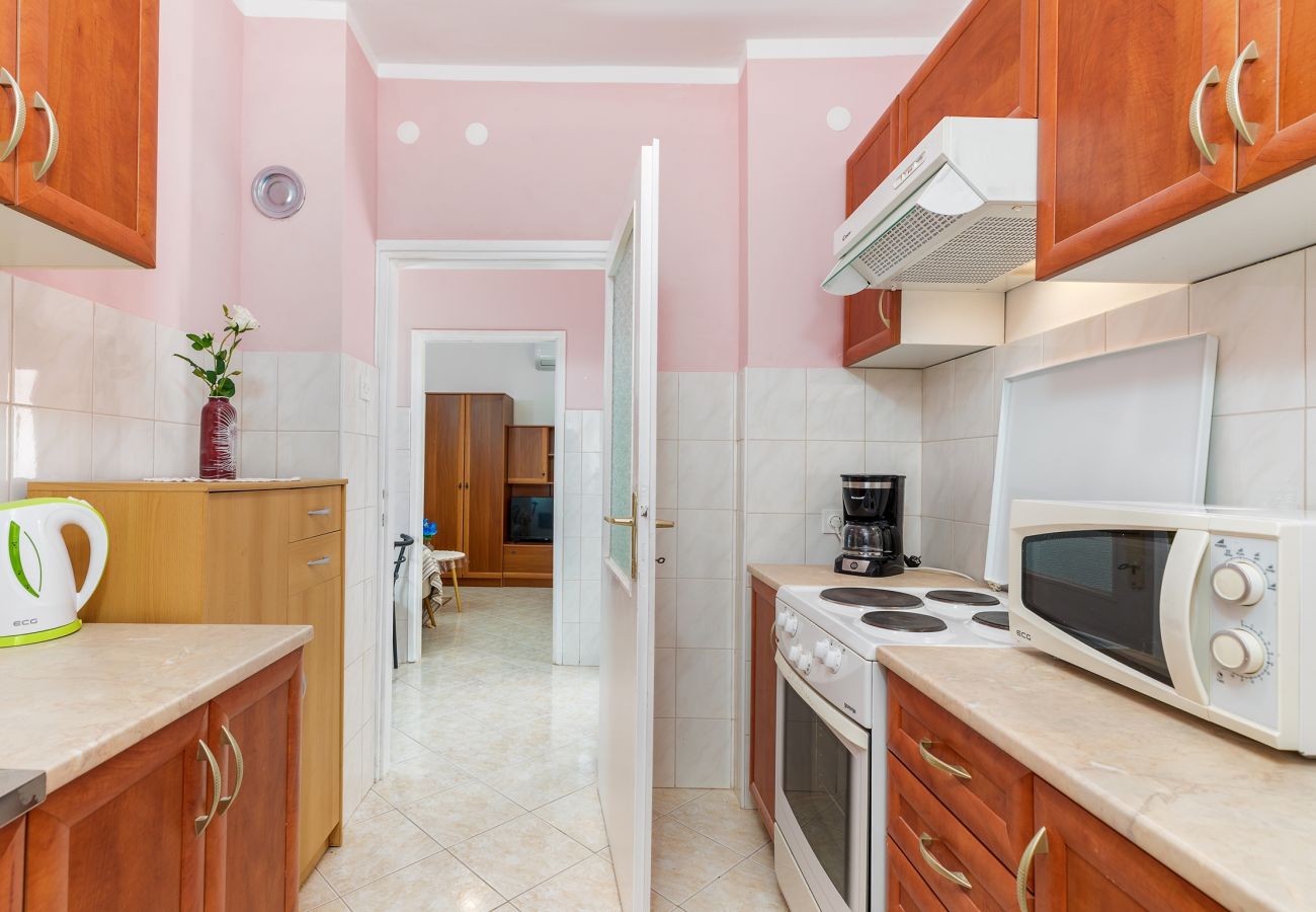 Apartment in Pula - Cozy Apartment Desiree - Couple Getaway