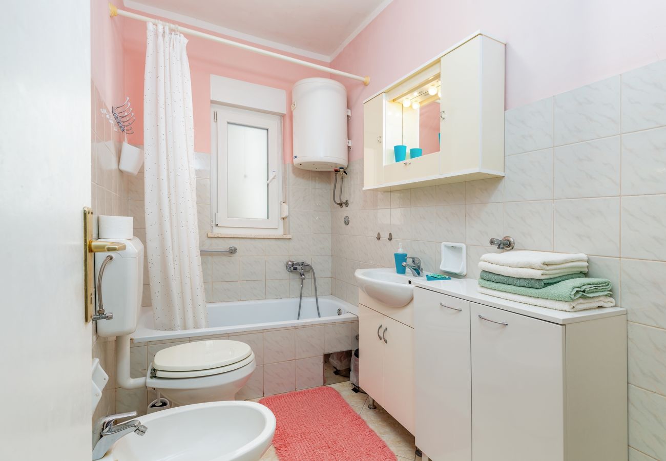 Apartment in Pula - Cozy Apartment Desiree - Couple Getaway