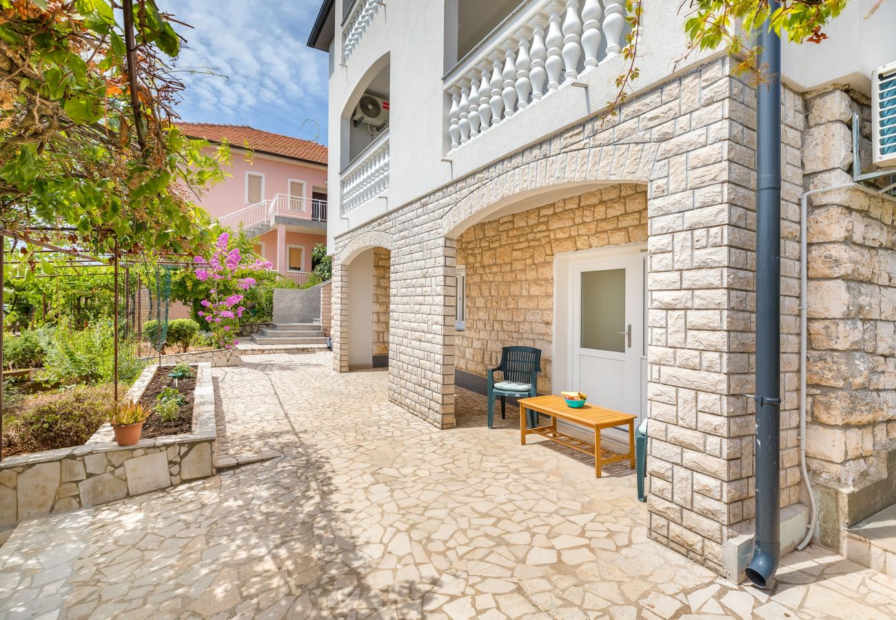 Apartment in Pula - Cozy Apartment Desiree - Couple Getaway