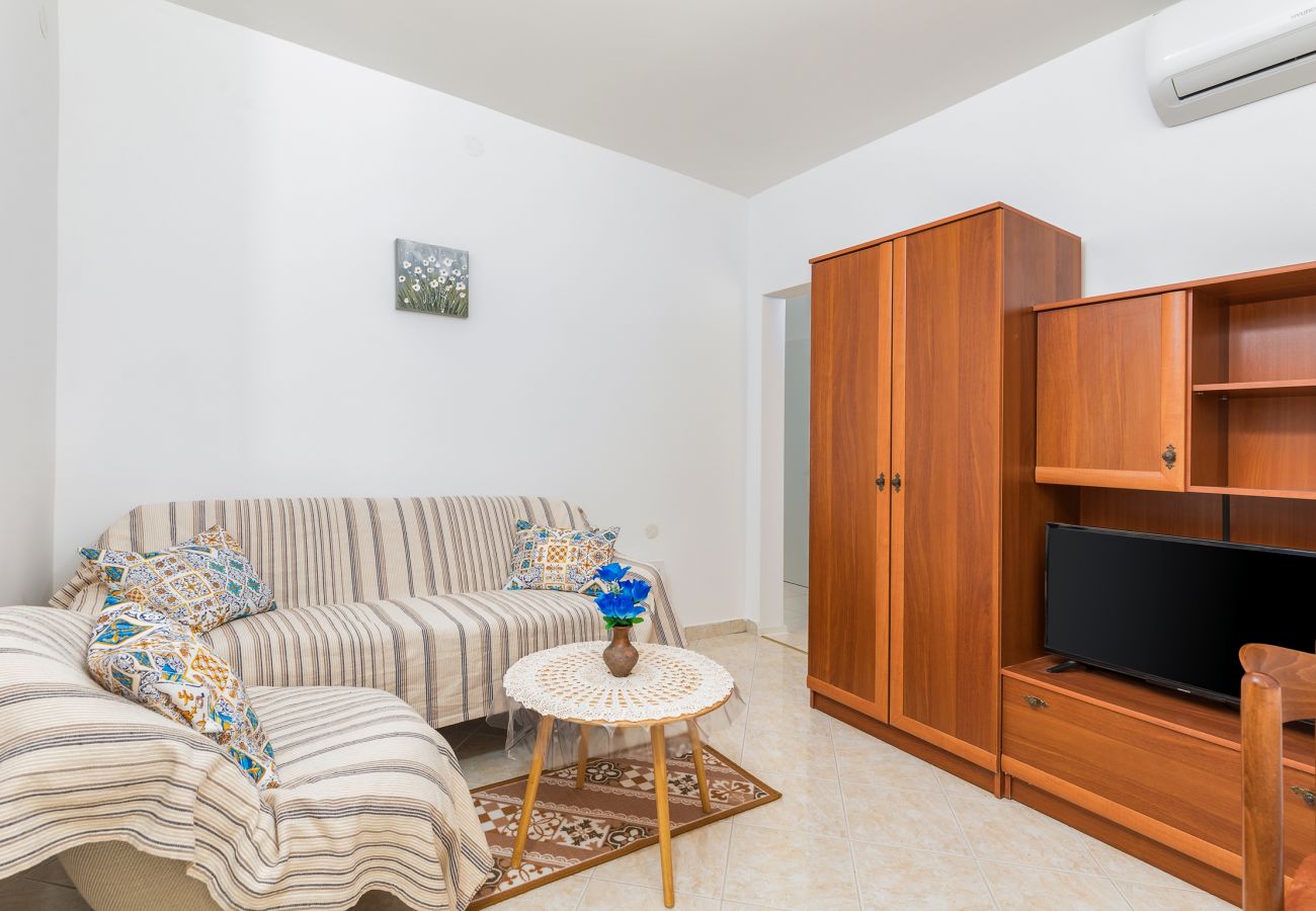 Apartment in Pula - Cozy Apartment Desiree - Couple Getaway