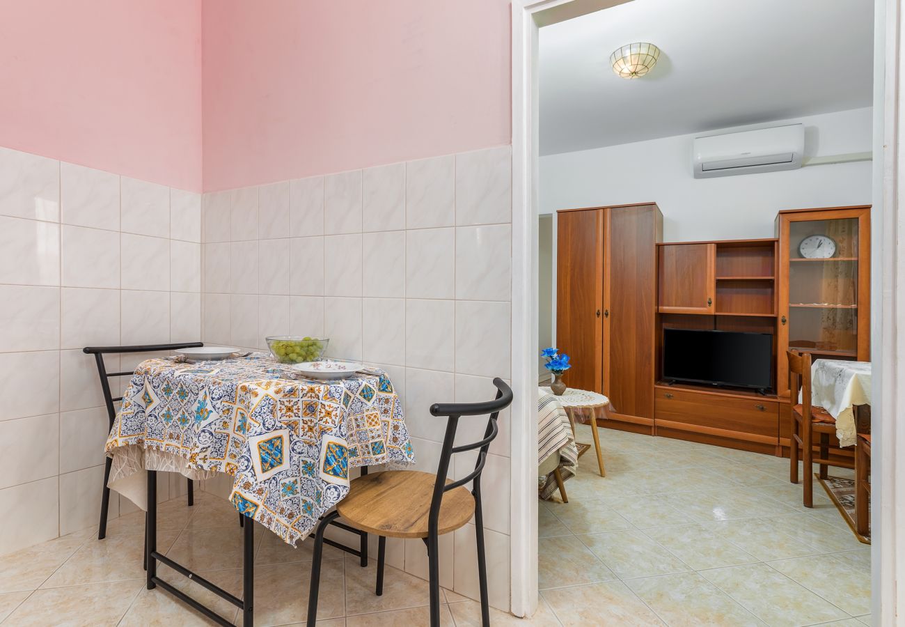 Apartment in Pula - Cozy Apartment Desiree - Couple Getaway