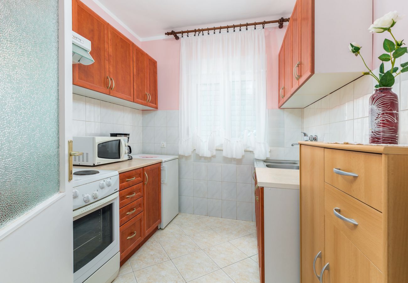 Apartment in Pula - Cozy Apartment Desiree - Couple Getaway