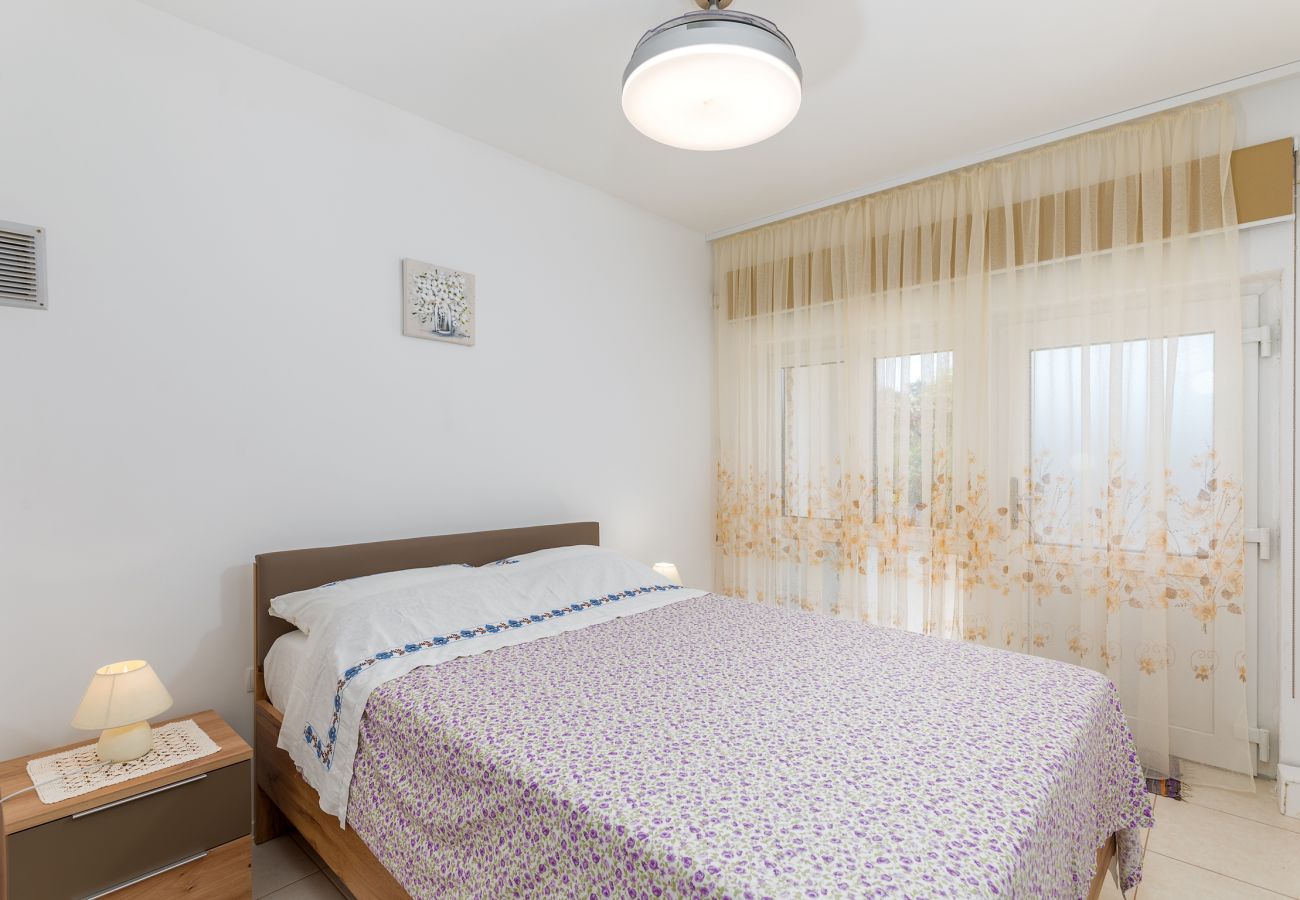 Apartment in Pula - Cozy Apartment Desiree - Couple Getaway