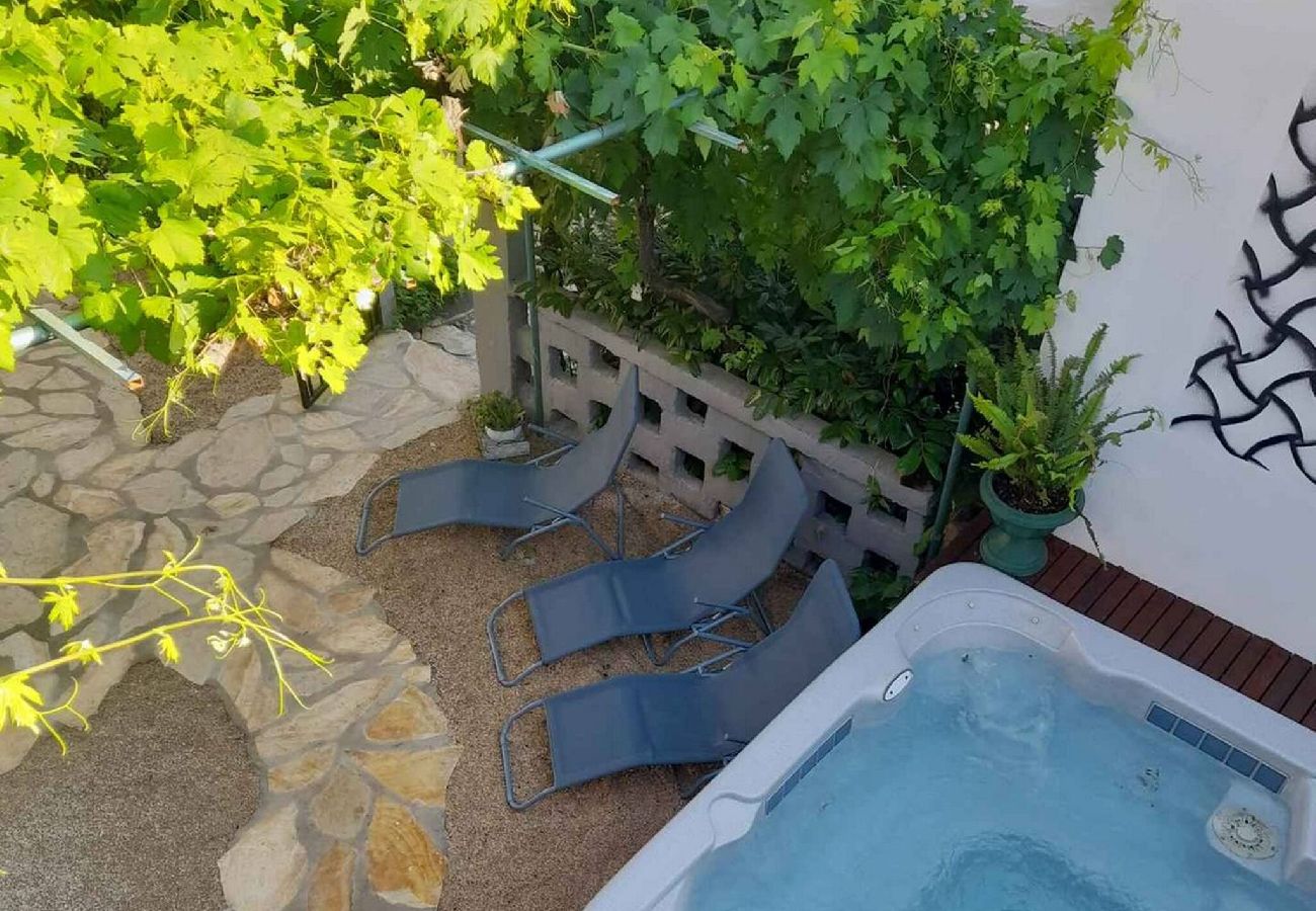 House in Pakoštane - Holiday Home Kotulin - three bedroom house with a terrace