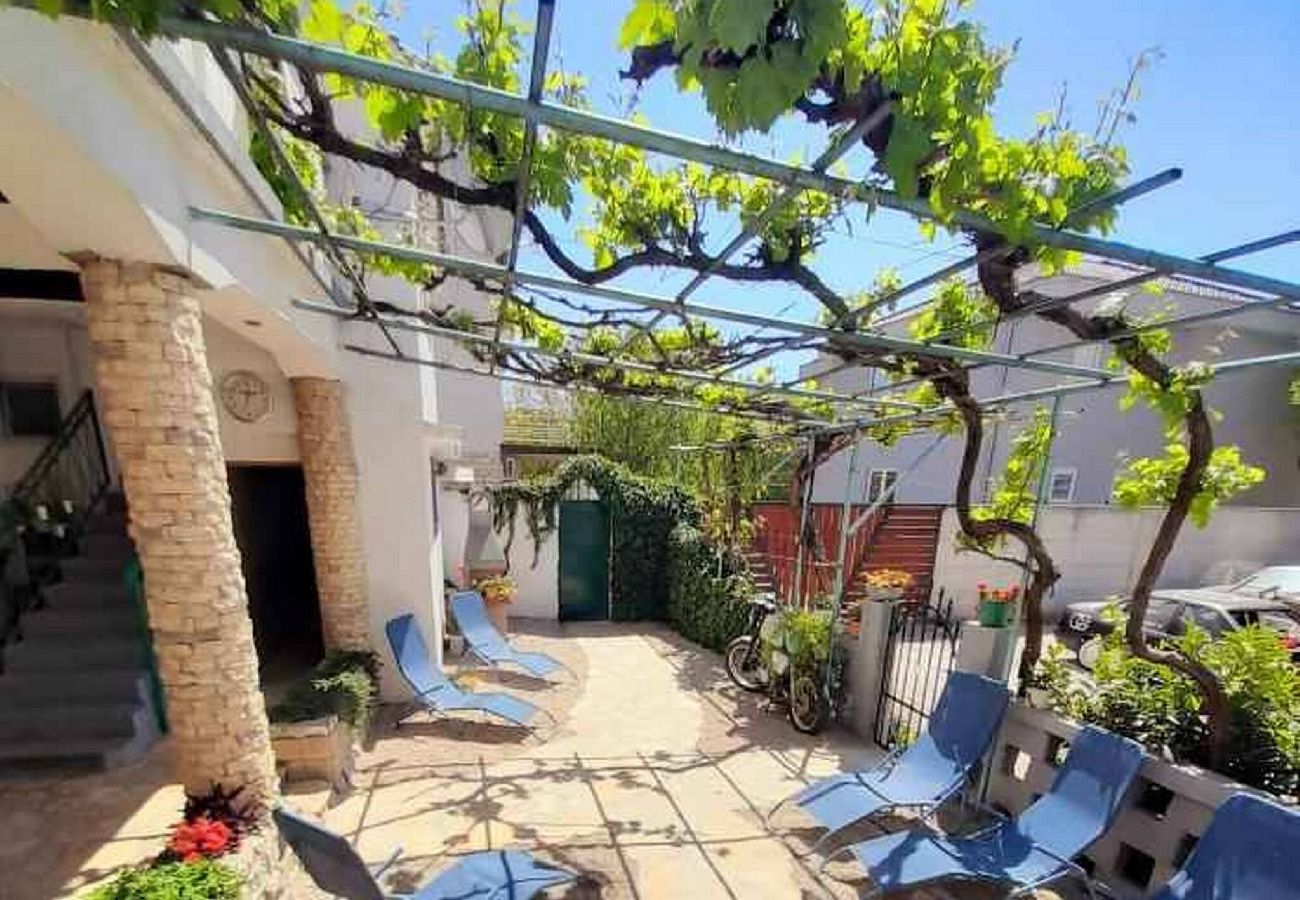 House in Pakoštane - Holiday Home Kotulin - three bedroom house with a terrace