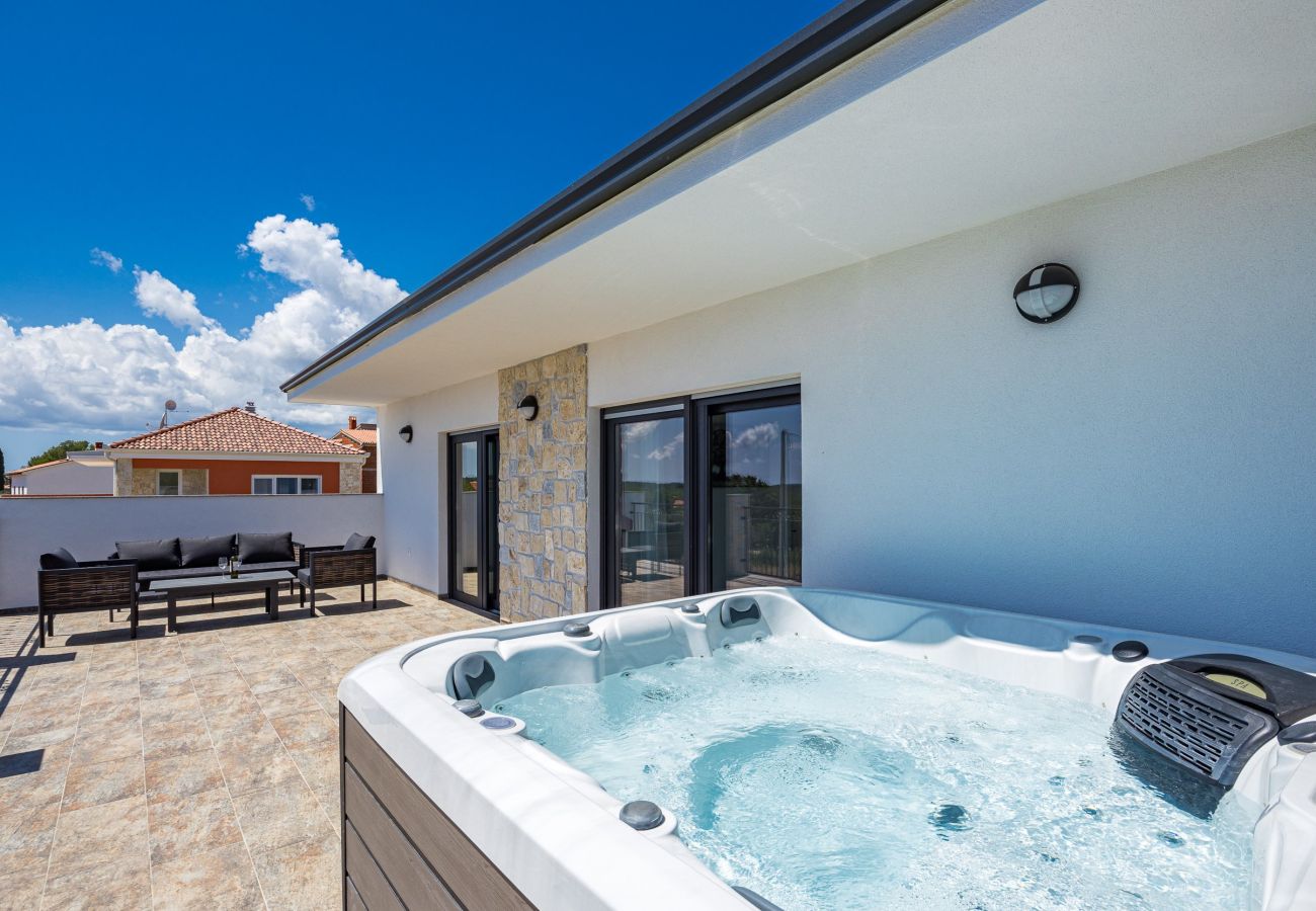 Villa in Krnica - Enchanting Villa North with Pool and Jacuzzi