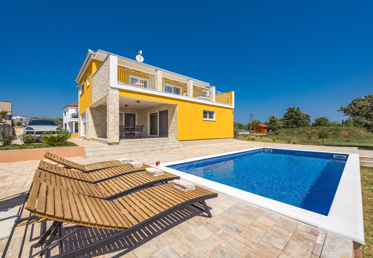 Villa in Krnica - Enchanting Villa East with Pool and Jacuzzi