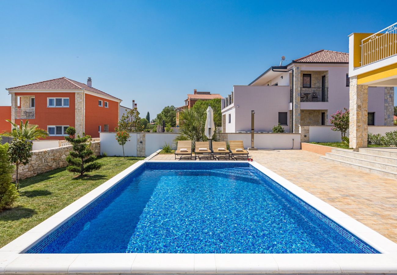 Villa in Krnica - Enchanting Villa East with Pool and Jacuzzi