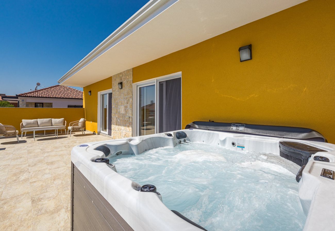 Villa in Krnica - Enchanting Villa East with Pool and Jacuzzi