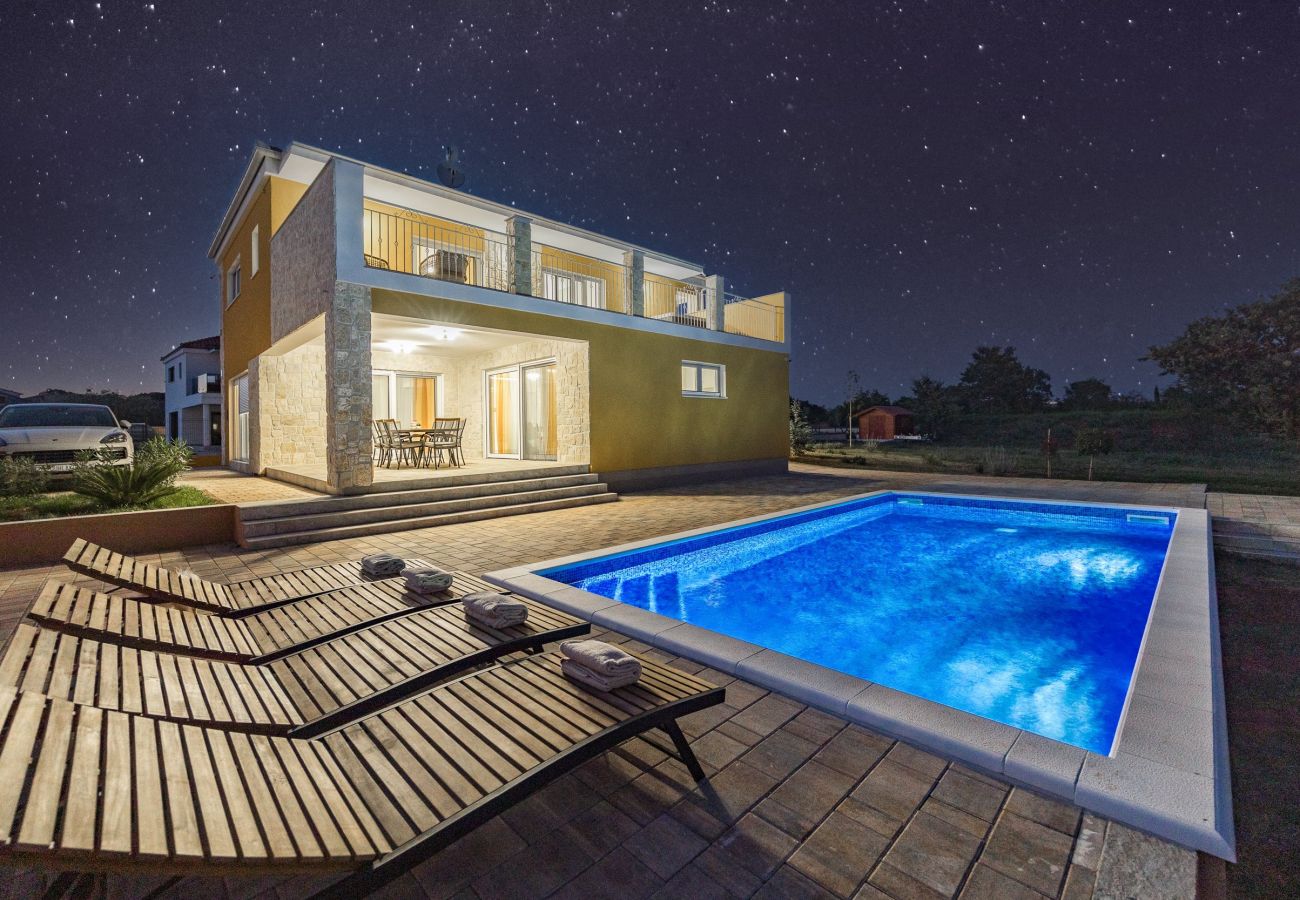 Villa in Krnica - Enchanting Villa East with Pool and Jacuzzi