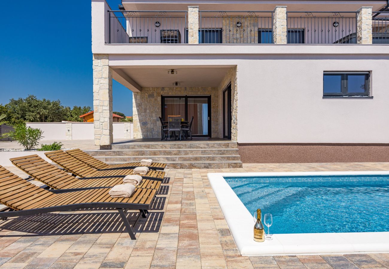 Villa in Krnica - Enchanting Villa West with Pool and Jacuzzi