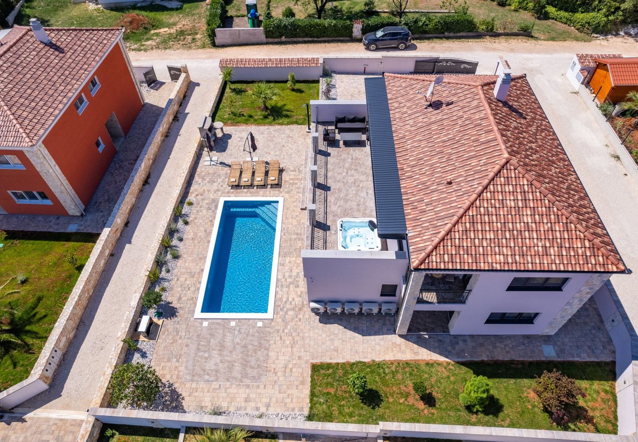 Villa in Krnica - Enchanting Villa West with Pool and Jacuzzi