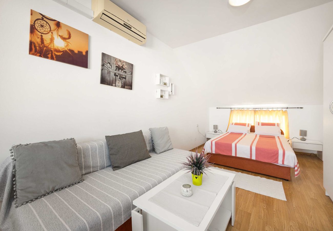 Studio in Vodice - Apartments Anna - Studio apartment with a balcony