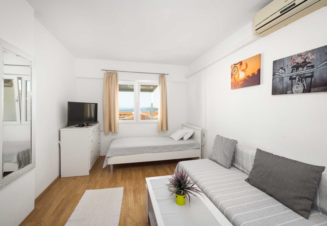 Studio in Vodice - Apartments Anna - Studio apartment with a balcony