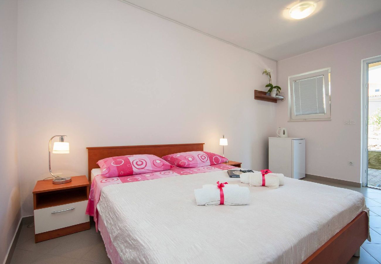 Rent by room in Primošten - Apartments and Rooms Mikelin - Room with a garden view (Alen 4)