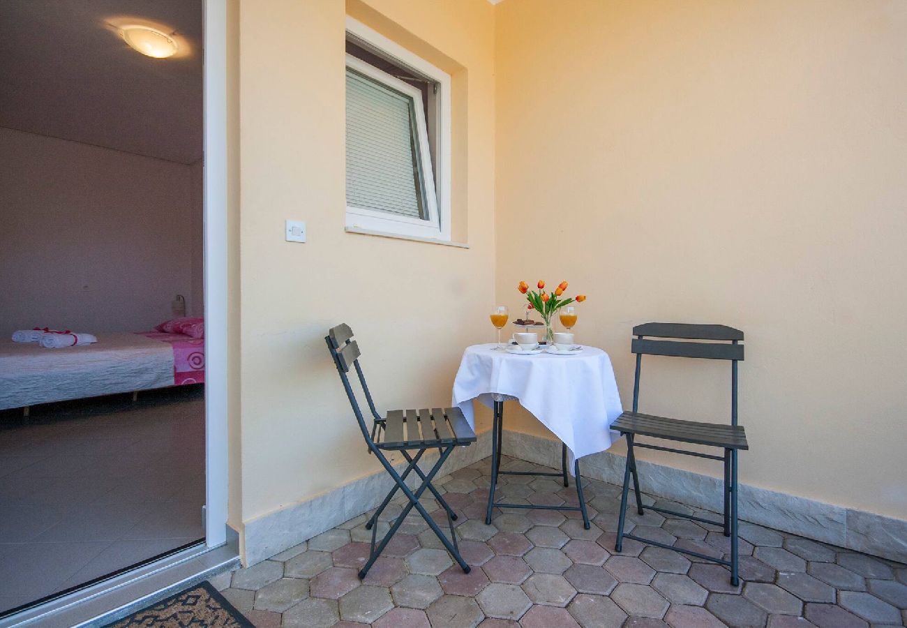 Rent by room in Primošten - Apartments and Rooms Mikelin - Room with a garden view (Alen 4)