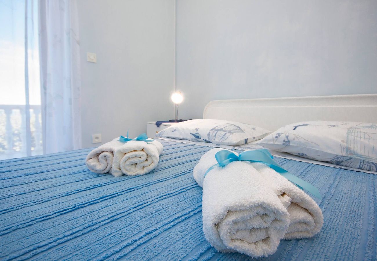 Rent by room in Primošten - Apartments and Rooms Mikelin - Room with a sea view (Blue room 3)