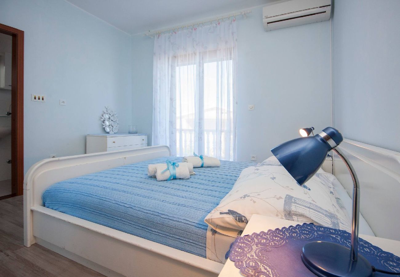 Rent by room in Primošten - Apartments and Rooms Mikelin - Room with a sea view (Blue room 3)