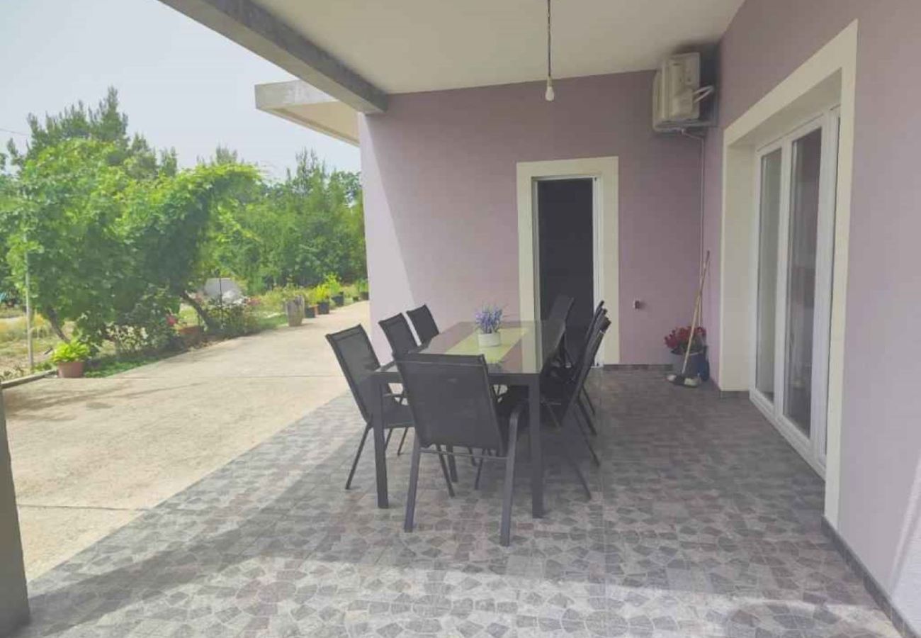 House in Lozovac - Holiday Home Lucić - Three bedroom house with a garden view