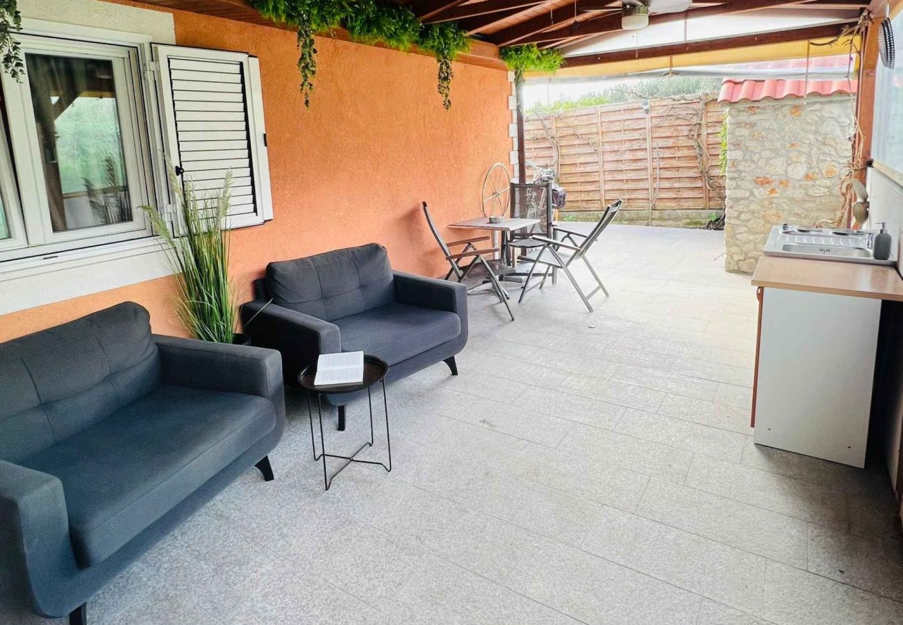 House in Trogir - Holiday Home Tia - House with three bedrooms and outdoor pool